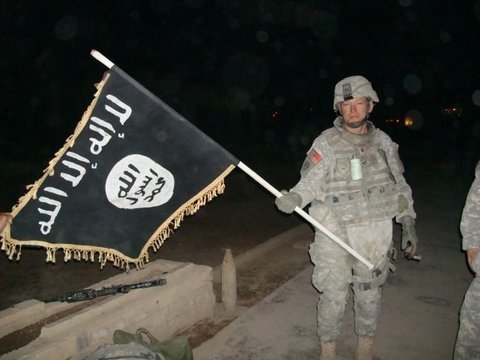 u-s-_army_soldier_with_captured_isis_flag_in_iraq_december_2010
