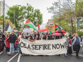 People holding banners of Ceasefire now