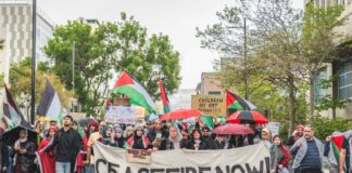 People holding banners of Ceasefire now