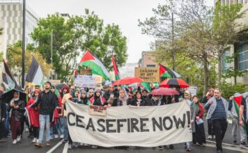 People holding banners of Ceasefire now